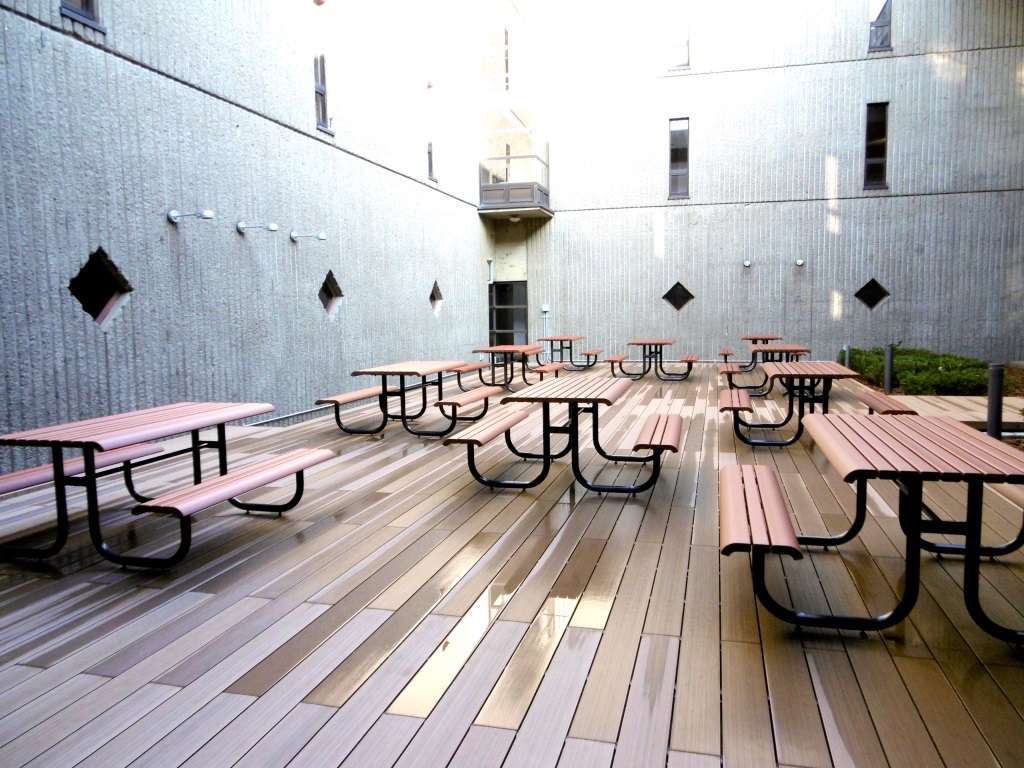 船橋図書館中庭に としょテラス 誕生 日本大学理工学部図書館